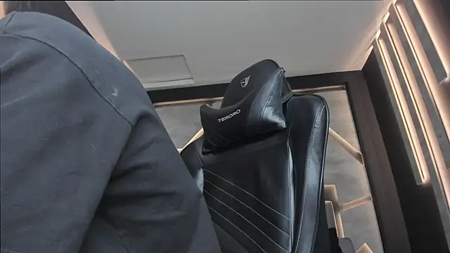 alexgiraldo  online show from February 27, 2025, 2:21 pm