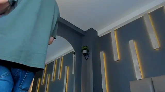 alexgiraldo  online show from March 4, 2025, 11:29 am