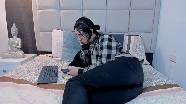 Hecatee 77 online show from February 9, 2025, 7:30 pm