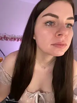 Snapshot of EllyNora chatting on December 4, 2025, 3:21 pm EllyNora online show from December 4, 2025, 3:21 pm