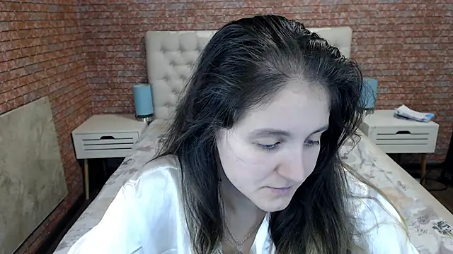 Holliy Cooper online show from October 9, 2025, 9:07 am