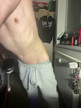 Snapshot of Using_Crew chatting on March 4, 2026, 9:32 pm Using Crew online show from March 4, 2026, 9:32 pm