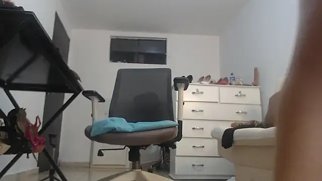 ammarahot7777 online show from March 28, 2026, 12:32 am