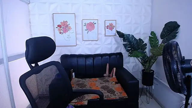 Valentinaa mature online show from March 6, 2026, 7:43 pm