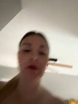 Snapshot of Bella-Tight chatting on March 17, 2026, 8:06 am Bella-Tight online show from March 17, 2026, 8:06 am