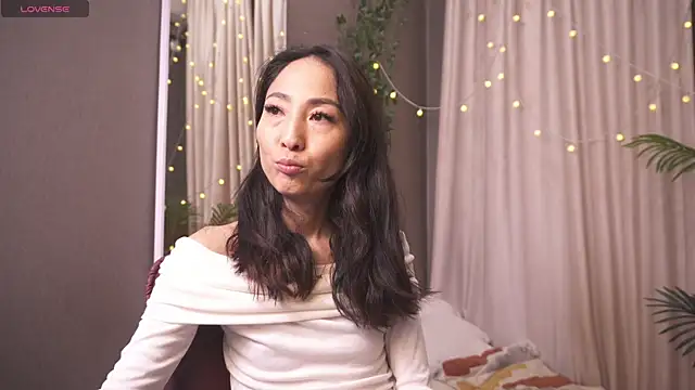 1reisatumi  online show from December 16, 2025, 9:09 pm