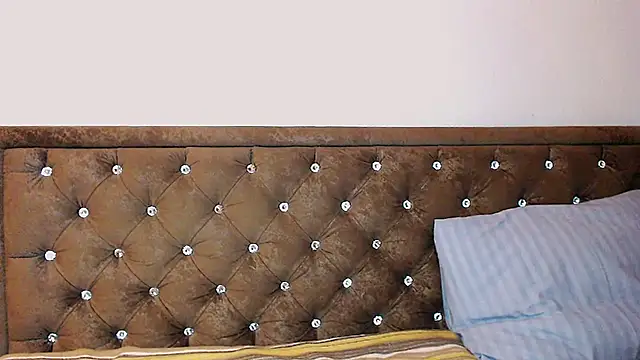 Sara4uu online show from December 15, 2025, 2:05 am