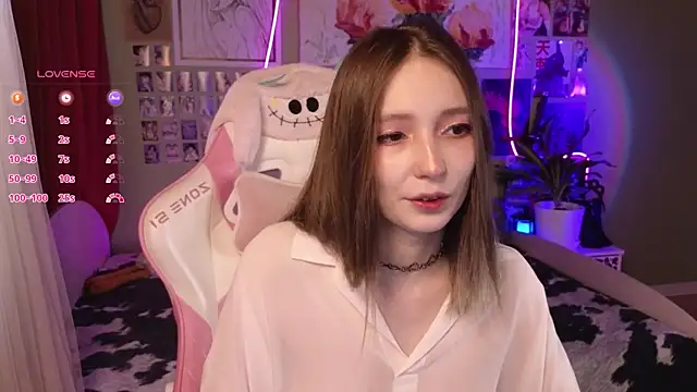 Snapshot of Evie_Ro chatting on May 1, 2026, 1:43 am Evie Ro online show from May 1, 2026, 1:43 am