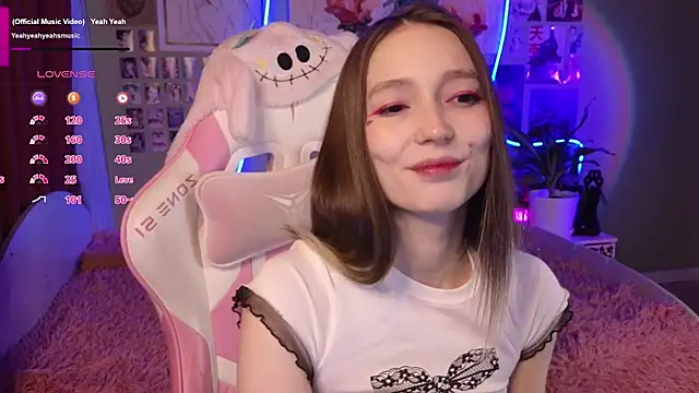 Snapshot of Evie_Ro chatting on May 11, 2026, 2:56 pm Evie Ro online show from May 11, 2026, 2:56 pm