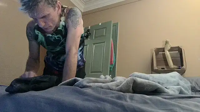 leahcimnikral online show from November 14, 2025, 7:29 am