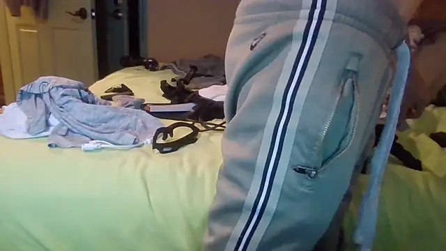 leahcimnikral online show from December 17, 2025, 7:58 am