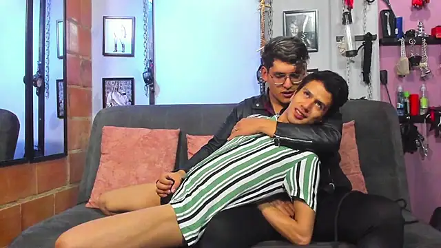 Snapshot of dom2travelersss chatting on March 7, 2025, 1:40 pm dom2travelersss online show from March 7, 2025, 1:40 pm