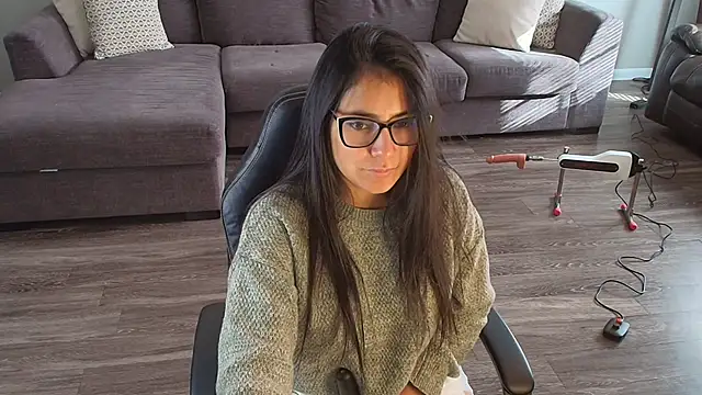 Abril latex02 online show from January 7, 2025, 9:03 pm